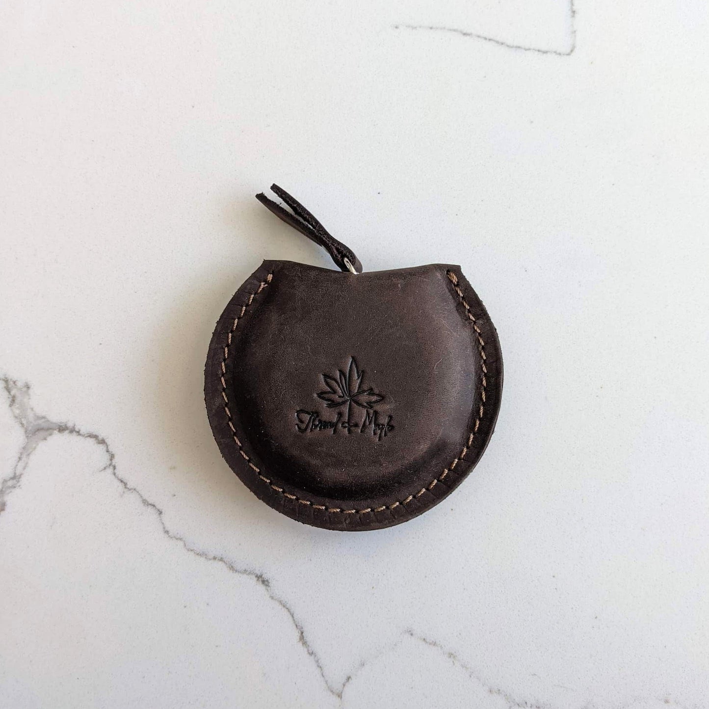 Mètre ruban Thread & Maple, dans son étui en cuir fabriqué artisanalement, coloris Chocolate