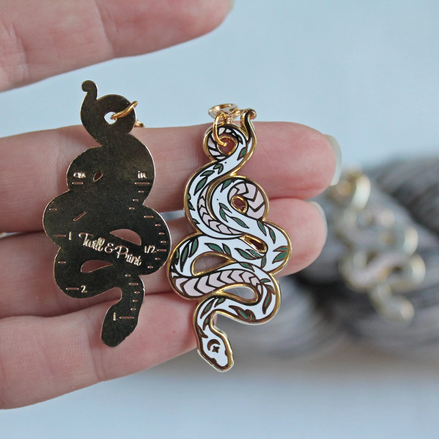 Progress Tab Keeper de Twill & Print modèle Snake White