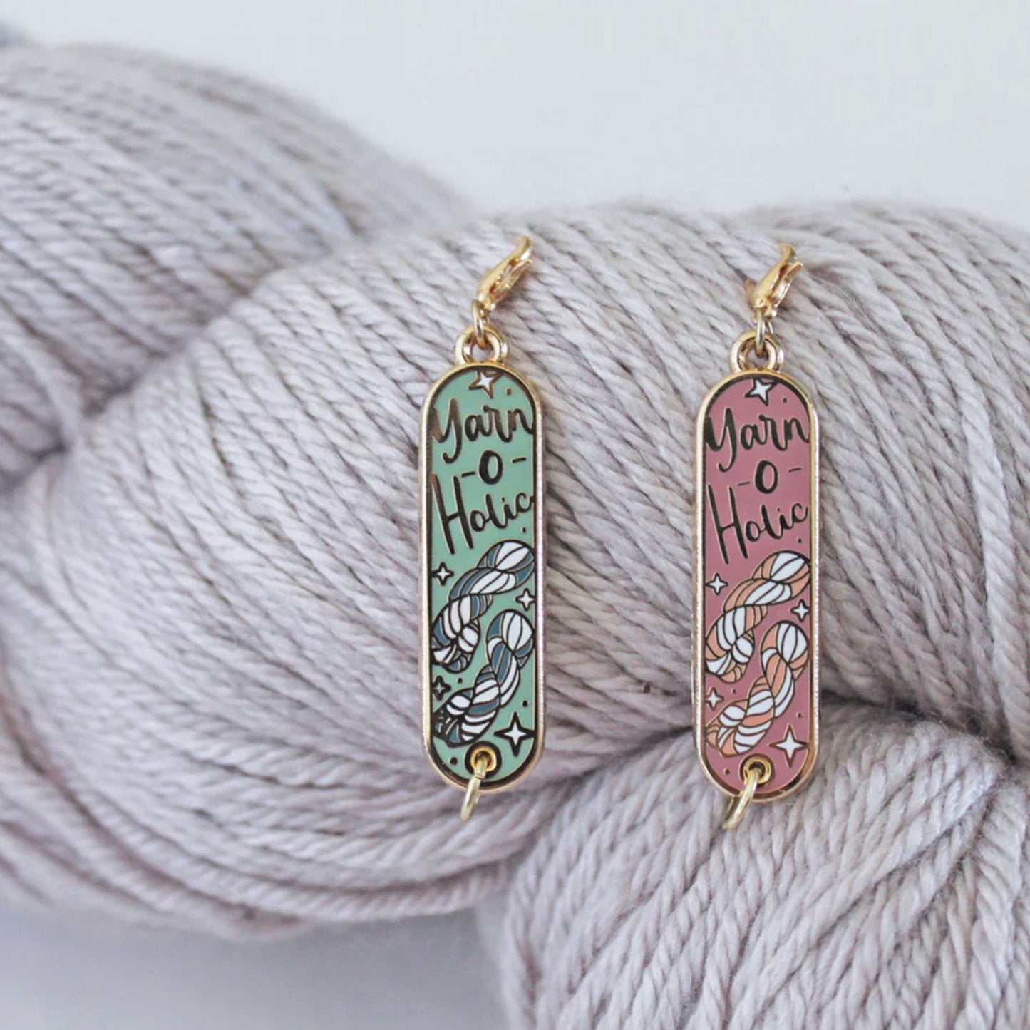 Progress Tab Keeper de Twill & Print modèles Yarnoholic Dusty Green (gauche) et Yarnoholic Mauve (droite)