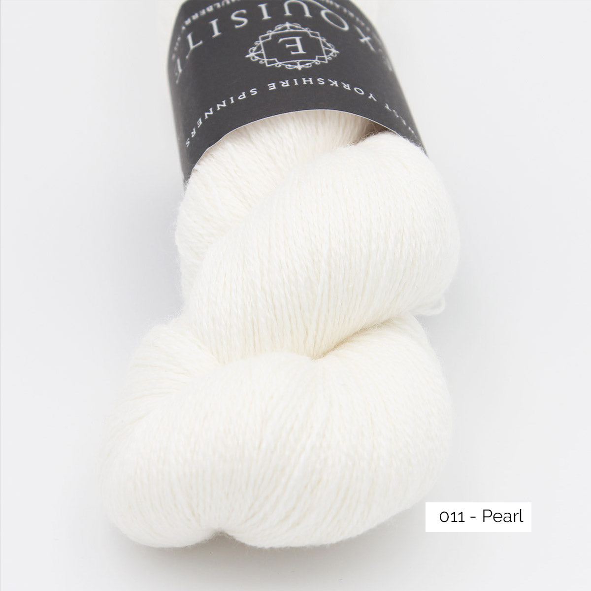 Gros plan sur la texture et la couleur du fil laine et soie Exquisite Lace de West Yorkshire Spinners (WYS) coloris 011 Pearl