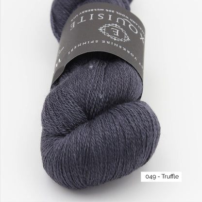 Gros plan sur la texture et la couleur d'un écheveau de laine et soie Exquisite Lace de West Yorkshire Spinners (WYS) coloris 049 Truffle