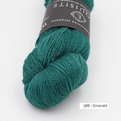 Texture et couleur d'un écheveau de mérinos et soie Exquisite Lace de West Yorkshire Spinners (WYS) coloris 388 Emerald