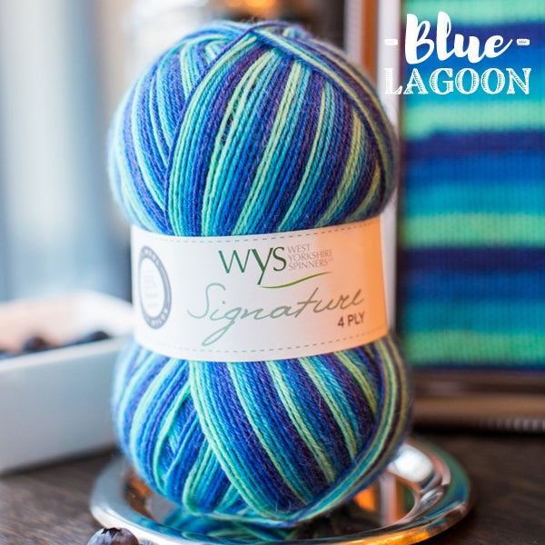 Pelote de laine à chaussette autorayante Signature 4ply de West Yorkshire Spinners (WYS) coloris Blue Lagoon (dégradé turquoise à bleu marine)